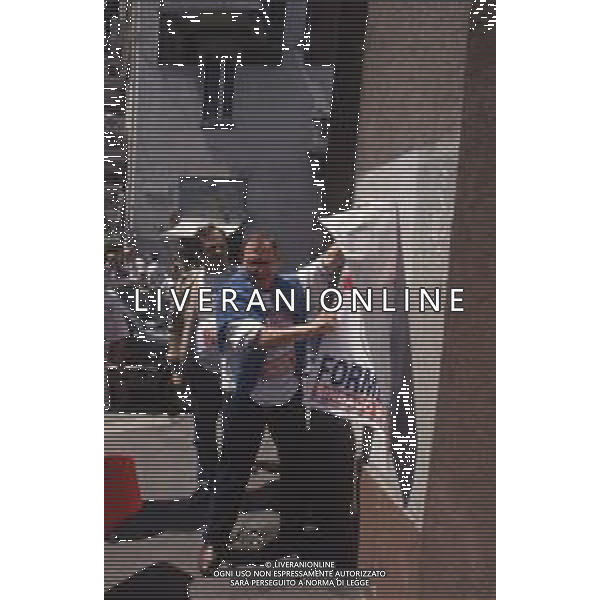 DIAP-RETROSPETTIVA MARCO FORMENTINI POLITICO NELLA FOTO MARCO FORMENTINI IN CAMPAGNA ELETTORALE PER LE VIE DI MILANO PER LEGA LOMBARDA NELL\'ANNO 1993 PER L\'ELEZIONE DA SINDACO DI MILANO AG CONTROLUCE-AG ALDO LIVERANI SAS