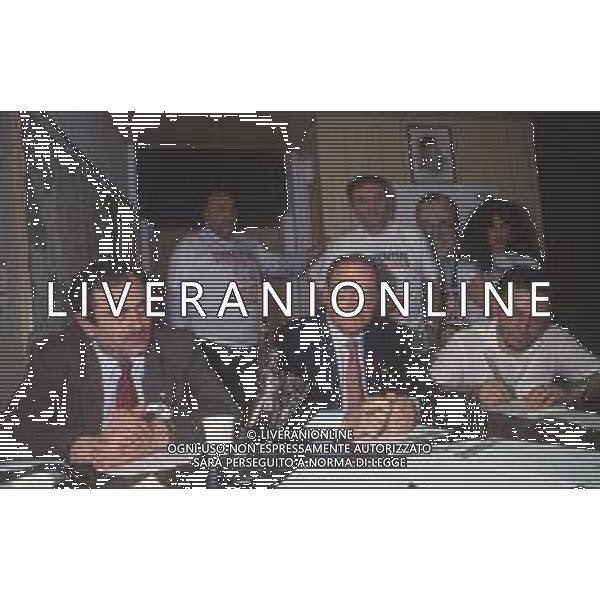 DIAP-RETROSPETTIVA MARCO FORMENTINI POLITICO NELLA FOTO MARCO FORMENTINI NELLA SEDE DELLA LEGA LOMBARDA DURANTE LO SCRUTINIO DELLE VOTAZIONI PER L\'ELEZIONE DA SINDACO DI MILANO NELL\'ANNO 1993 AG CONTROLUCE-AG ALDO LIVERANI SAS 