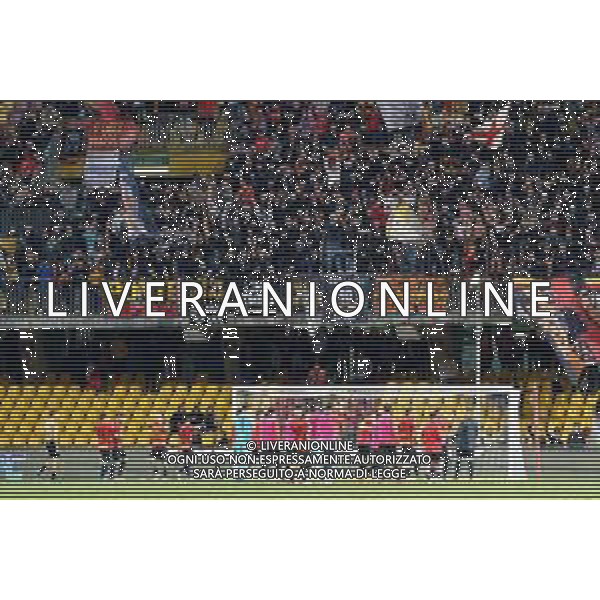 TVEM September 30, 2024 Monopoli, Italy - Benevento vs Juventus Next Gen - Italian soccer serie C 2024/25 - Ciro Vigorito Stadium. In the pic: the Benevento Calcio players greet the fans foto emmanuele mastrodonato-ag aldo liverani sas
