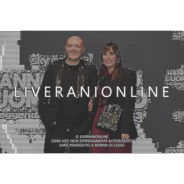 TVRG Photocall Hanno Ucciso Uomo Ragno nella foto Max Pezzali e Debora Pelamatti Milano 03-10-2024 Photocall in occasione della presentazione della serie TV Hanno Ucciso l\'Uomo Ragno foto Roberto Garavaglia/Agenzia Aldo Liverani sas