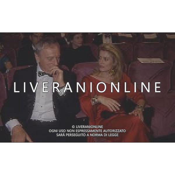 DIAP-RETROSPETTIVA CATHERINE DENEUVE ATTRICE NELLA FOTO CATHERINE DENEUVE CON YVES MONTAND A CANNES NELL\'ANNO 1987 PH DAVIDE MANDRINI-AG ALDO LIVERANI SAS 
