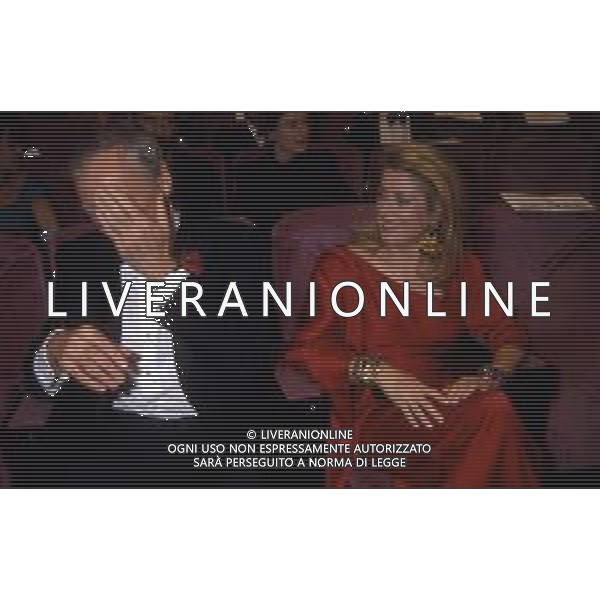 DIAP-RETROSPETTIVA CATHERINE DENEUVE ATTRICE NELLA FOTO CATHERINE DENEUVE CON YVES MONTAND A CANNES NELL\'ANNO 1987 PH DAVIDE MANDRINI-AG ALDO LIVERANI SAS 