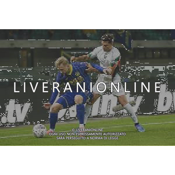 Casper Tengstedt of Hellas Verona FC battle for the ball with Antonio Candela of Venezia FC during Hellas Verona FC vs Venezia FC , 7° Serie A Enilive 2024-25 game at Marcantonio Bentegodi Stadium in Verona (VR), Italy, on October 04, 2024. (Photo by Davide Casentini) AG ALDO LIVERANI SAS
