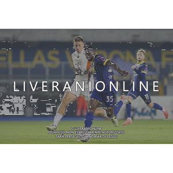 Daniel Mosquera of Hellas Verona FC competes for the ball with Michael Svoboda of Venezia FCduring Hellas Verona FC vs Venezia FC , 7° Serie A Enilive 2024-25 game at Marcantonio Bentegodi Stadium in Verona (VR), Italy, on October 04, 2024. (Photo by Davide Casentini) AG ALDO LIVERANI SAS