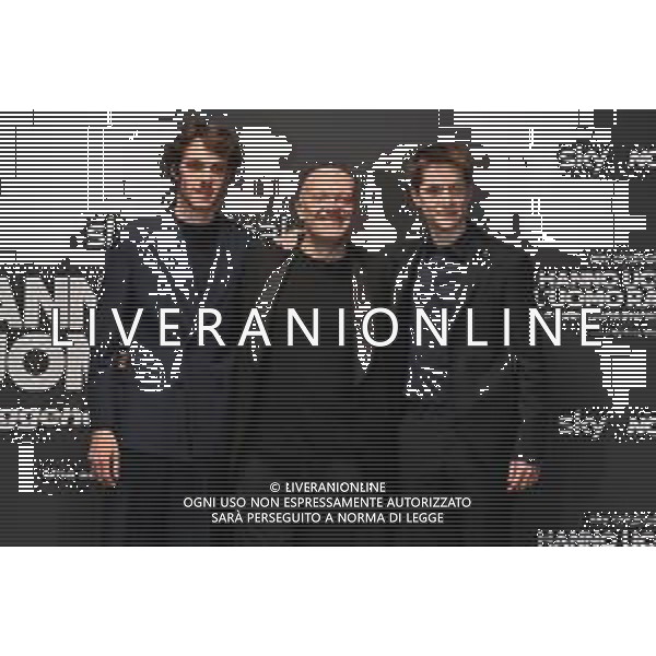 TVRG Photocall Hanno Ucciso Uomo Ragno nella foto da SX Matteo Oscar Giuggioli, Max Pezzali ed Elia Nuzzolo Milano 03-10-2024 Photocall in occasione della presentazione della serie TV Hanno Ucciso l\'Uomo Ragno foto Roberto Garavaglia/Agenzia Aldo Liverani sas