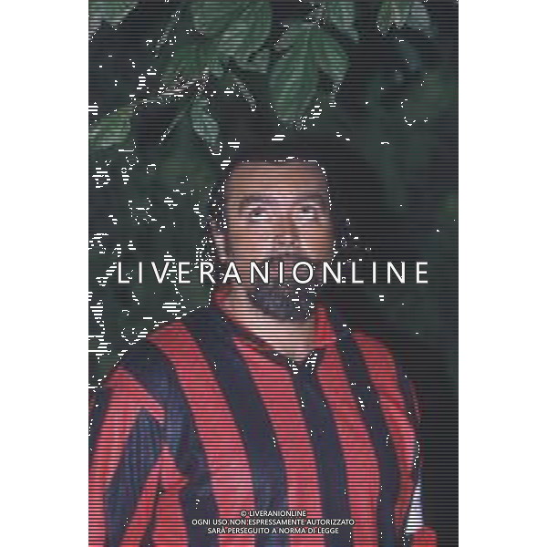 DIAP-RETROSPETTIVA DIEGO ABATANTUONO ATTORE NELLA FOTO DIEGO ABATANTUONO CON LA MAGLIA DEL MILAN AG ALDO LIVERANI SAS