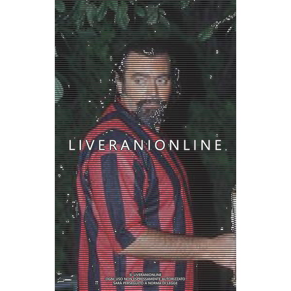 DIAP-RETROSPETTIVA DIEGO ABATANTUONO ATTORE NELLA FOTO DIEGO ABATANTUONO CON LA MAGLIA DEL MILAN AG ALDO LIVERANI SAS