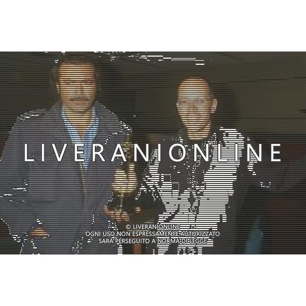 DIAP-RETROSPETTIVA DIEGO ABATANTUONO ATTORE NELLA FOTO DIEGO ABATANTUONO CON GABRIELE SALVATORES CON LA STATUETTA DELL\'OSCAR PER IL FILM “MEDITERRANEO “ANNO 1991 AG ALDO LIVERANI SAS
