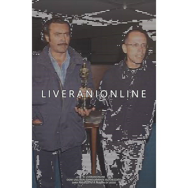 DIAP-RETROSPETTIVA DIEGO ABATANTUONO ATTORE NELLA FOTO DIEGO ABATANTUONO CON GABRIELE SALVATORES CON LA STATUETTA DELL\'OSCAR PER IL FILM “MEDITERRANEO “ANNO 1991 AG ALDO LIVERANI SAS
