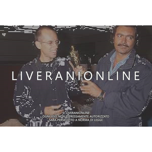 DIAP-RETROSPETTIVA DIEGO ABATANTUONO ATTORE NELLA FOTO DIEGO ABATANTUONO CON GABRIELE SALVATORES CON LA STATUETTA DELL\'OSCAR PER IL FILM “MEDITERRANEO “ANNO 1991 AG ALDO LIVERANI SAS