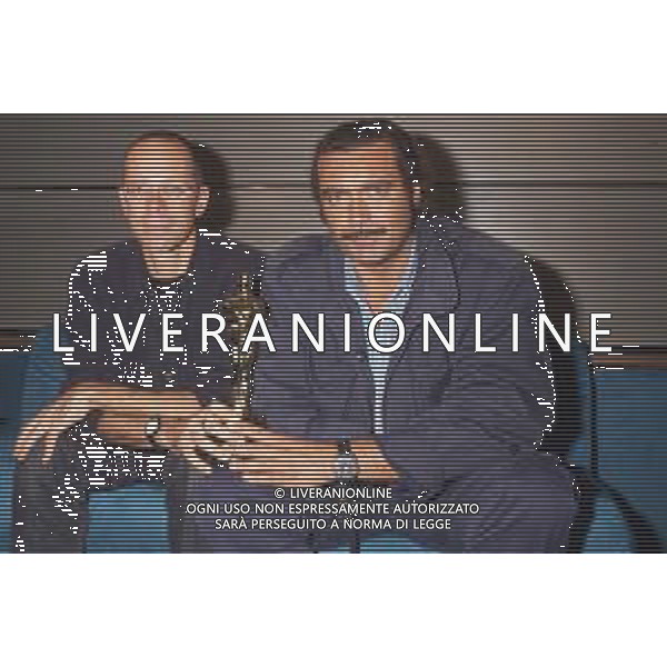 DIAP-RETROSPETTIVA DIEGO ABATANTUONO ATTORE NELLA FOTO DIEGO ABATANTUONO CON GABRIELE SALVATORES CON LA STATUETTA DELL\'OSCAR PER IL FILM “MEDITERRANEO “ANNO 1991 AG ALDO LIVERANI SAS