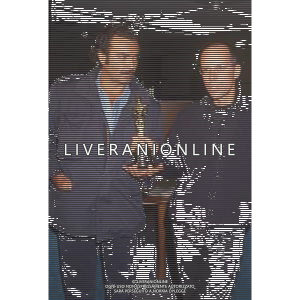DIAP-RETROSPETTIVA DIEGO ABATANTUONO ATTORE NELLA FOTO DIEGO ABATANTUONO CON GABRIELE SALVATORES CON LA STATUETTA DELL\'OSCAR PER IL FILM “MEDITERRANEO “ANNO 1991 AG ALDO LIVERANI SAS