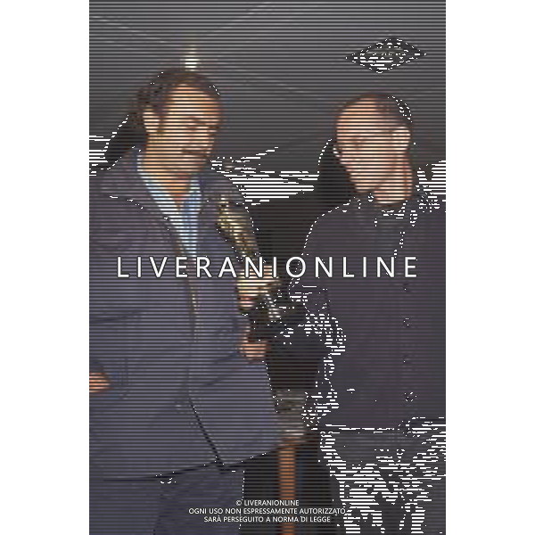 DIAP-RETROSPETTIVA DIEGO ABATANTUONO ATTORE NELLA FOTO DIEGO ABATANTUONO CON GABRIELE SALVATORES CON LA STATUETTA DELL\'OSCAR PER IL FILM “MEDITERRANEO “ANNO 1991 AG ALDO LIVERANI SAS