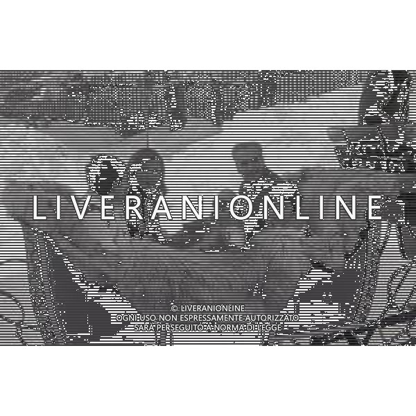 NEG-RETROSPETTIVA MOHAMMAD REZA PAHLAVI SCIA\' DI PERSIA NELLA FOTO MOHAMMAD REZA PAHLAVI SCIA\' DI PERSIA CON LA FAMIGLIA E LA MOGLIE FARAH DIBA A SAINT MORITZ NELL\'ANNO 1970 AG ALDO LIVERANI SAS 