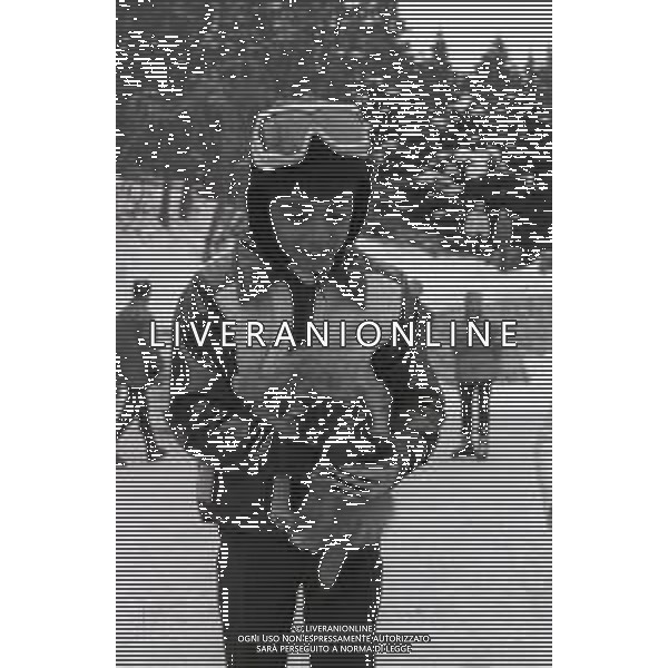 NEG-RETROSPETTIVA MOHAMMAD REZA PAHLAVI SCIA\' DI PERSIA NELLA FOTO MOHAMMAD REZA PAHLAVI SCIA\' DI PERSIA CON LA FAMIGLIA A SAINT MORITZ NELL\'ANNO 1970 AG ALDO LIVERANI SAS 