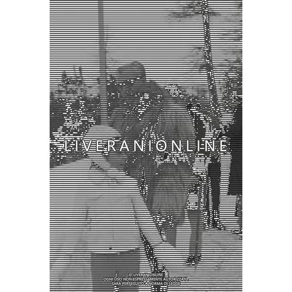 NEG-RETROSPETTIVA MOHAMMAD REZA PAHLAVI SCIA\' DI PERSIA NELLA FOTO MOHAMMAD REZA PAHLAVI SCIA\' DI PERSIA CON LA FAMIGLIA A SAINT MORITZ NELL\'ANNO 1970 AG ALDO LIVERANI SAS 
