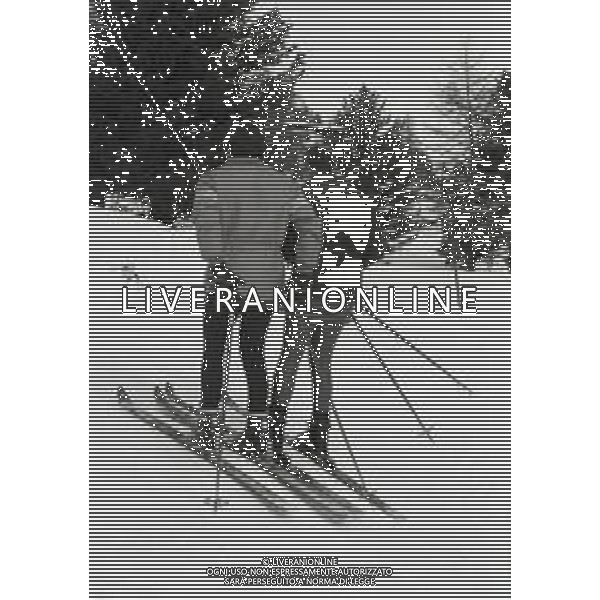 NEG-RETROSPETTIVA MOHAMMAD REZA PAHLAVI SCIA\' DI PERSIA NELLA FOTO MOHAMMAD REZA PAHLAVI SCIA\' DI PERSIA CON LA FAMIGLIA A SAINT MORITZ NELL\'ANNO 1970 AG ALDO LIVERANI SAS 
