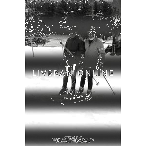 NEG-RETROSPETTIVA MOHAMMAD REZA PAHLAVI SCIA\' DI PERSIA NELLA FOTO MOHAMMAD REZA PAHLAVI SCIA\' DI PERSIA CON LA FAMIGLIA A SAINT MORITZ NELL\'ANNO 1970 AG ALDO LIVERANI SAS 