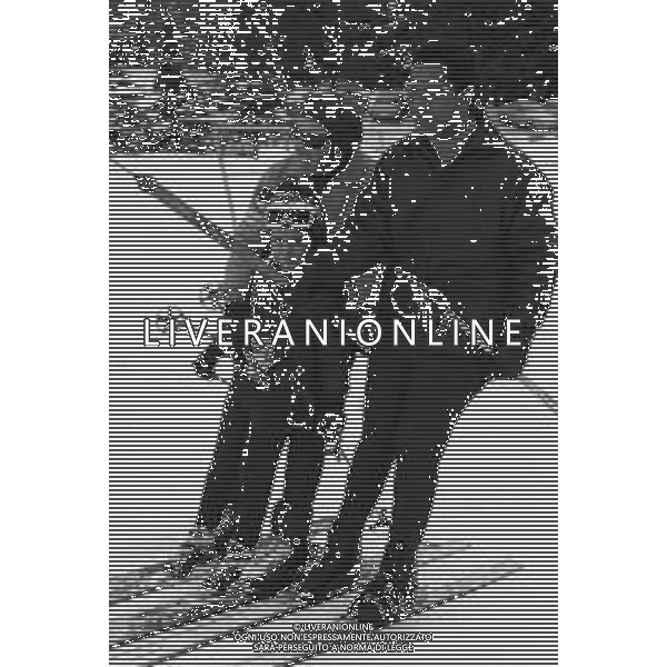 NEG-RETROSPETTIVA MOHAMMAD REZA PAHLAVI SCIA\' DI PERSIA NELLA FOTO MOHAMMAD REZA PAHLAVI SCIA\' DI PERSIA CON LA FAMIGLIA A SAINT MORITZ NELL\'ANNO 1970 AG ALDO LIVERANI SAS 