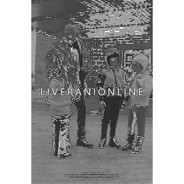 NEG-RETROSPETTIVA MOHAMMAD REZA PAHLAVI SCIA\' DI PERSIA NELLA FOTO MOHAMMAD REZA PAHLAVI SCIA\' DI PERSIA CON LA FAMIGLIA A SAINT MORITZ NELL\'ANNO 1970 AG ALDO LIVERANI SAS 