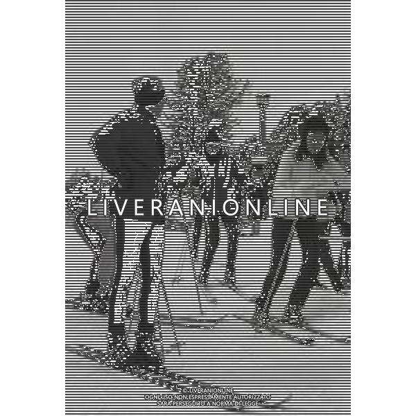 NEG-RETROSPETTIVA MOHAMMAD REZA PAHLAVI SCIA\' DI PERSIA NELLA FOTO MOHAMMAD REZA PAHLAVI SCIA\' DI PERSIA CON LA FAMIGLIA A SAINT MORITZ NELL\'ANNO 1970 AG ALDO LIVERANI SAS 