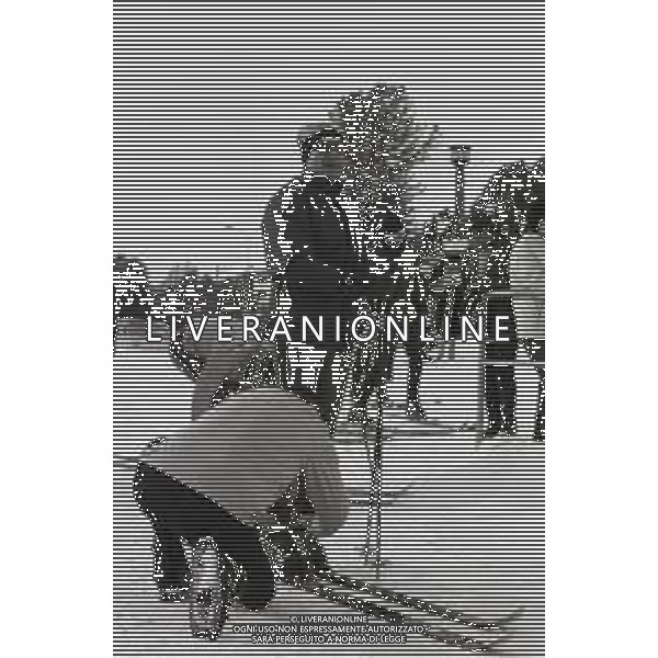 NEG-RETROSPETTIVA MOHAMMAD REZA PAHLAVI SCIA\' DI PERSIA NELLA FOTO MOHAMMAD REZA PAHLAVI SCIA\' DI PERSIA CON LA FAMIGLIA A SAINT MORITZ NELL\'ANNO 1970 AG ALDO LIVERANI SAS 