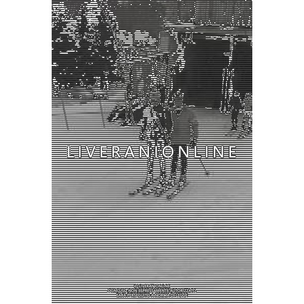 NEG-RETROSPETTIVA MOHAMMAD REZA PAHLAVI SCIA\' DI PERSIA NELLA FOTO MOHAMMAD REZA PAHLAVI SCIA\' DI PERSIA CON LA FAMIGLIA A SAINT MORITZ NELL\'ANNO 1970 AG ALDO LIVERANI SAS 
