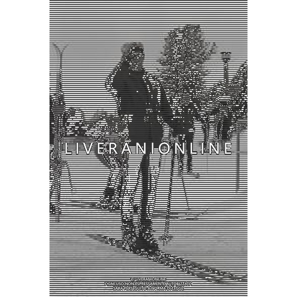 NEG-RETROSPETTIVA MOHAMMAD REZA PAHLAVI SCIA\' DI PERSIA NELLA FOTO MOHAMMAD REZA PAHLAVI SCIA\' DI PERSIA CON LA FAMIGLIA A SAINT MORITZ NELL\'ANNO 1970 AG ALDO LIVERANI SAS 
