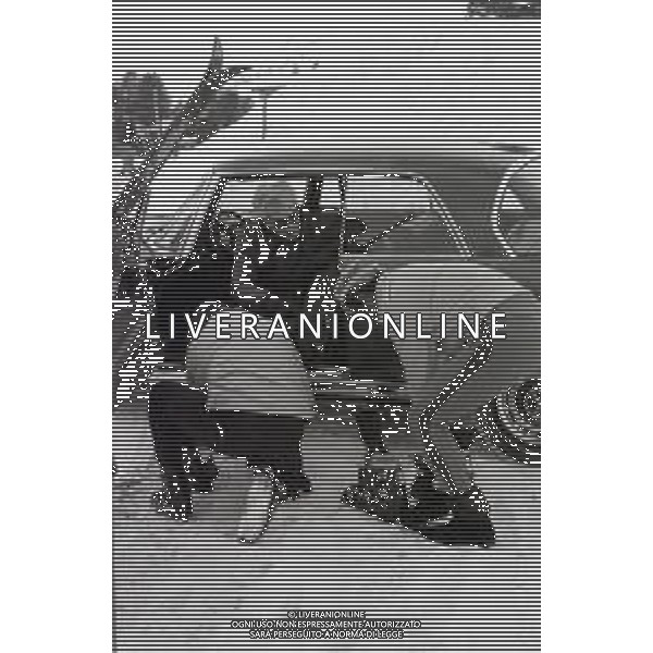 NEG-RETROSPETTIVA MOHAMMAD REZA PAHLAVI SCIA\' DI PERSIA NELLA FOTO MOHAMMAD REZA PAHLAVI SCIA\' DI PERSIA CON LA FAMIGLIA A SAINT MORITZ NELL\'ANNO 1970 AG ALDO LIVERANI SAS 