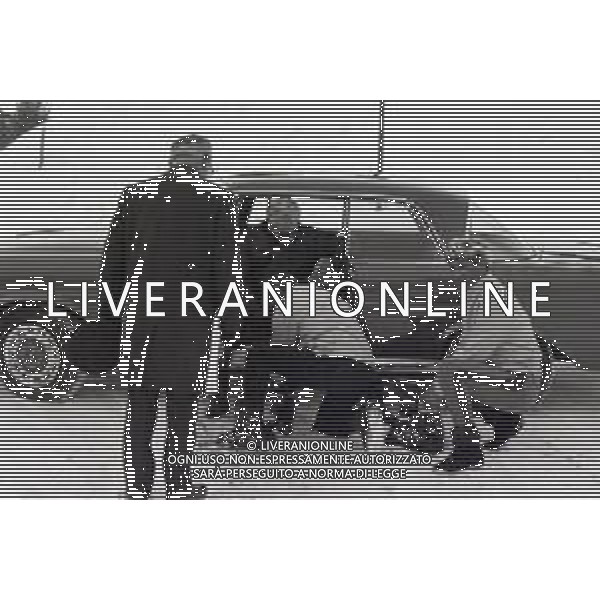 NEG-RETROSPETTIVA MOHAMMAD REZA PAHLAVI SCIA\' DI PERSIA NELLA FOTO MOHAMMAD REZA PAHLAVI SCIA\' DI PERSIA CON LA FAMIGLIA A SAINT MORITZ NELL\'ANNO 1970 AG ALDO LIVERANI SAS 