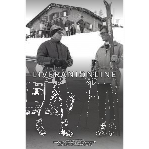 NEG-RETROSPETTIVA MOHAMMAD REZA PAHLAVI SCIA\' DI PERSIA NELLA FOTO MOHAMMAD REZA PAHLAVI SCIA\' DI PERSIA CON LA FAMIGLIA A SAINT MORITZ NELL\'ANNO 1970 AG ALDO LIVERANI SAS 