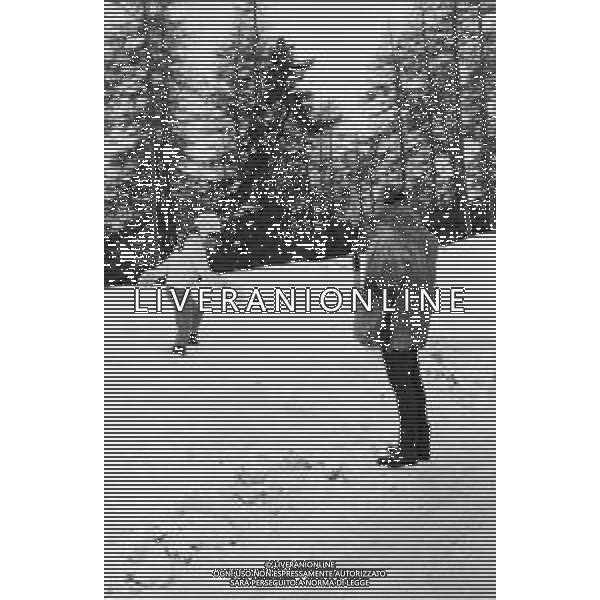 NEG-RETROSPETTIVA MOHAMMAD REZA PAHLAVI SCIA\' DI PERSIA NELLA FOTO MOHAMMAD REZA PAHLAVI SCIA\' DI PERSIA CON LA FAMIGLIA A SAINT MORITZ NELL\'ANNO 1970 AG ALDO LIVERANI SAS 