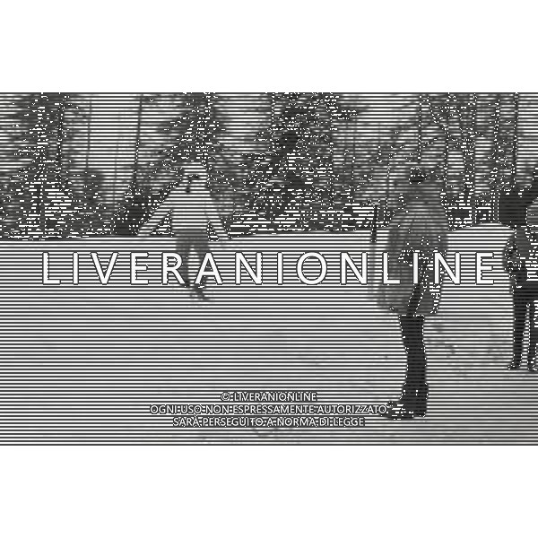 NEG-RETROSPETTIVA MOHAMMAD REZA PAHLAVI SCIA\' DI PERSIA NELLA FOTO MOHAMMAD REZA PAHLAVI SCIA\' DI PERSIA CON LA FAMIGLIA A SAINT MORITZ NELL\'ANNO 1970 AG ALDO LIVERANI SAS 