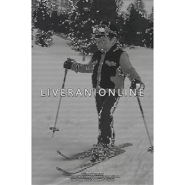 NEG-RETROSPETTIVA MOHAMMAD REZA PAHLAVI SCIA\' DI PERSIA NELLA FOTO MOHAMMAD REZA PAHLAVI SCIA\' DI PERSIA CON LA FAMIGLIA A SAINT MORITZ NELL\'ANNO 1970 AG ALDO LIVERANI SAS 