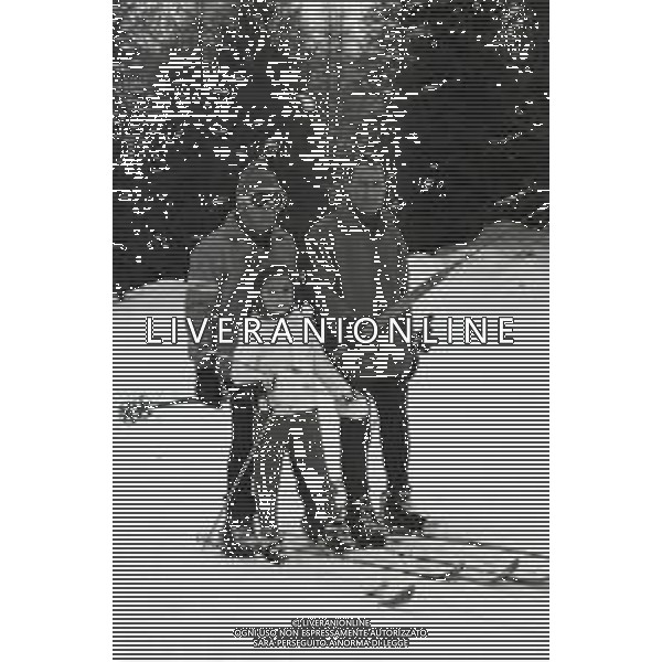 NEG-RETROSPETTIVA MOHAMMAD REZA PAHLAVI SCIA\' DI PERSIA NELLA FOTO MOHAMMAD REZA PAHLAVI SCIA\' DI PERSIA CON LA FAMIGLIA A SAINT MORITZ NELL\'ANNO 1970 AG ALDO LIVERANI SAS 