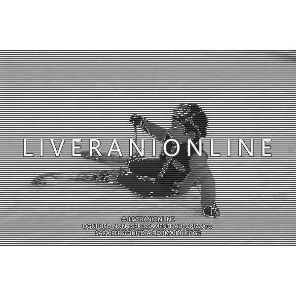 NEG-RETROSPETTIVA MOHAMMAD REZA PAHLAVI SCIA\' DI PERSIA NELLA FOTO MOHAMMAD REZA PAHLAVI SCIA\' DI PERSIA CON LA FAMIGLIA A SAINT MORITZ NELL\'ANNO 1970 AG ALDO LIVERANI SAS 