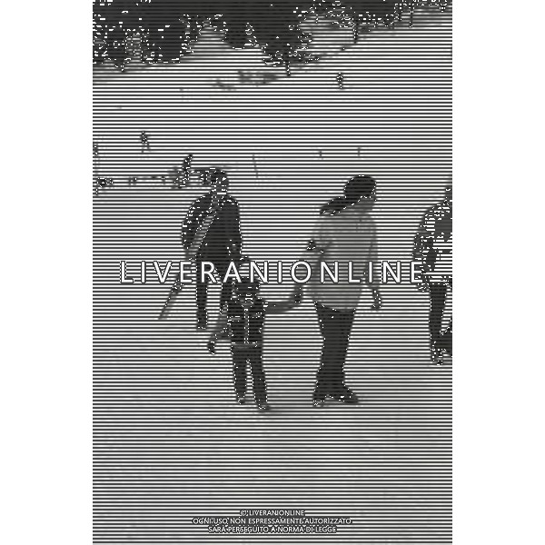 NEG-RETROSPETTIVA MOHAMMAD REZA PAHLAVI SCIA\' DI PERSIA NELLA FOTO MOHAMMAD REZA PAHLAVI SCIA\' DI PERSIA CON LA FAMIGLIA A SAINT MORITZ NELL\'ANNO 1970 AG ALDO LIVERANI SAS 