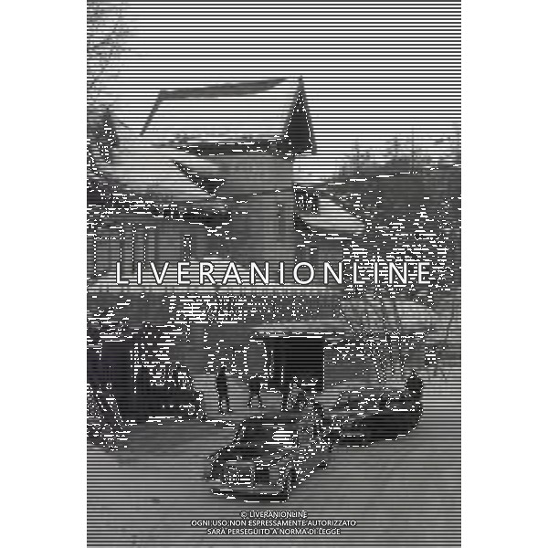 NEG-RETROSPETTIVA MOHAMMAD REZA PAHLAVI SCIA\' DI PERSIA NELLA FOTO MOHAMMAD REZA PAHLAVI SCIA\' DI PERSIA CON LA FAMIGLIA A SAINT MORITZ NELL\'ANNO 1970 AG ALDO LIVERANI SAS 