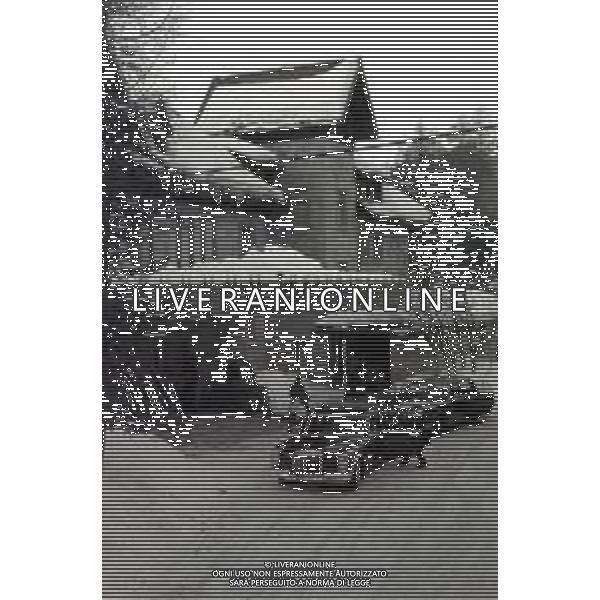 NEG-RETROSPETTIVA MOHAMMAD REZA PAHLAVI SCIA\' DI PERSIA NELLA FOTO MOHAMMAD REZA PAHLAVI SCIA\' DI PERSIA CON LA FAMIGLIA A SAINT MORITZ NELL\'ANNO 1970 AG ALDO LIVERANI SAS 
