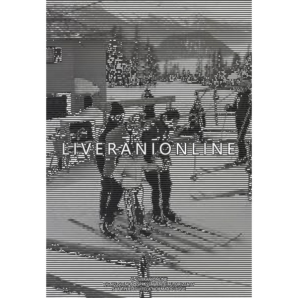 NEG-RETROSPETTIVA MOHAMMAD REZA PAHLAVI SCIA\' DI PERSIA NELLA FOTO MOHAMMAD REZA PAHLAVI SCIA\' DI PERSIA CON LA FAMIGLIA A SAINT MORITZ NELL\'ANNO 1970 AG ALDO LIVERANI SAS 