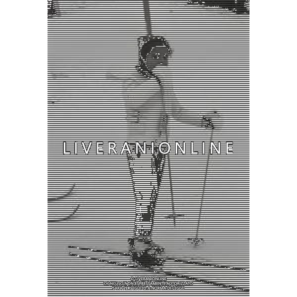 NEG-RETROSPETTIVA MOHAMMAD REZA PAHLAVI SCIA\' DI PERSIA NELLA FOTO MOHAMMAD REZA PAHLAVI SCIA\' DI PERSIA CON LA FAMIGLIA A SAINT MORITZ NELL\'ANNO 1970 AG ALDO LIVERANI SAS 