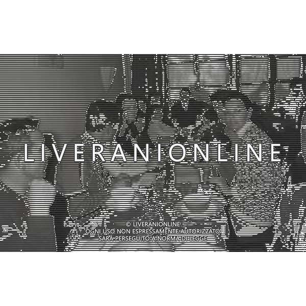 NEG-RETROSPETTIVA MOHAMMAD REZA PAHLAVI SCIA\' DI PERSIA NELLA FOTO MOHAMMAD REZA PAHLAVI SCIA\' DI PERSIA CON LA FAMIGLIA A SAINT MORITZ NELL\'ANNO 1970 AG ALDO LIVERANI SAS 