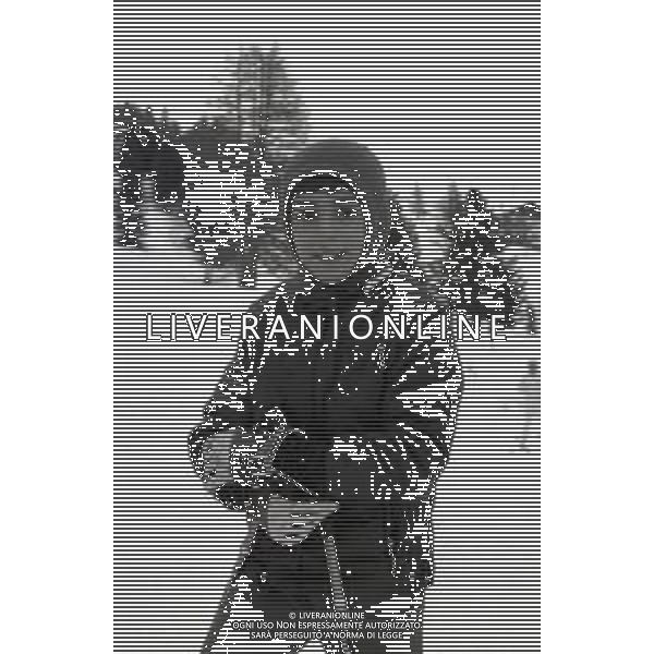 NEG-RETROSPETTIVA MOHAMMAD REZA PAHLAVI SCIA\' DI PERSIA NELLA FOTO MOHAMMAD REZA PAHLAVI SCIA\' DI PERSIA CON LA FAMIGLIA A SAINT MORITZ NELL\'ANNO 1970 AG ALDO LIVERANI SAS 