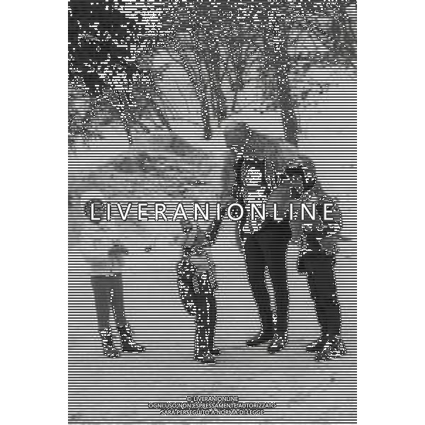 NEG-RETROSPETTIVA MOHAMMAD REZA PAHLAVI SCIA\' DI PERSIA NELLA FOTO MOHAMMAD REZA PAHLAVI SCIA\' DI PERSIA CON LA FAMIGLIA A SAINT MORITZ NELL\'ANNO 1970 AG ALDO LIVERANI SAS 
