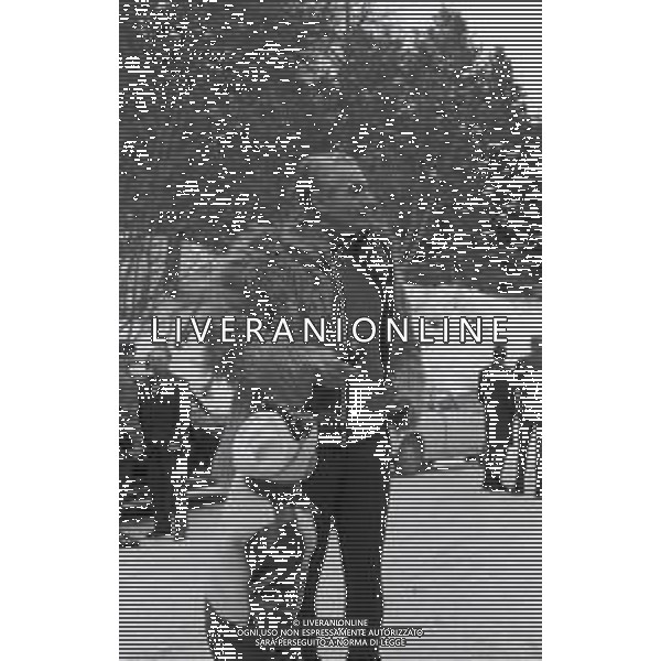 NEG-RETROSPETTIVA MOHAMMAD REZA PAHLAVI SCIA\' DI PERSIA NELLA FOTO MOHAMMAD REZA PAHLAVI SCIA\' DI PERSIA CON LA FAMIGLIA A SAINT MORITZ NELL\'ANNO 1970 AG ALDO LIVERANI SAS 