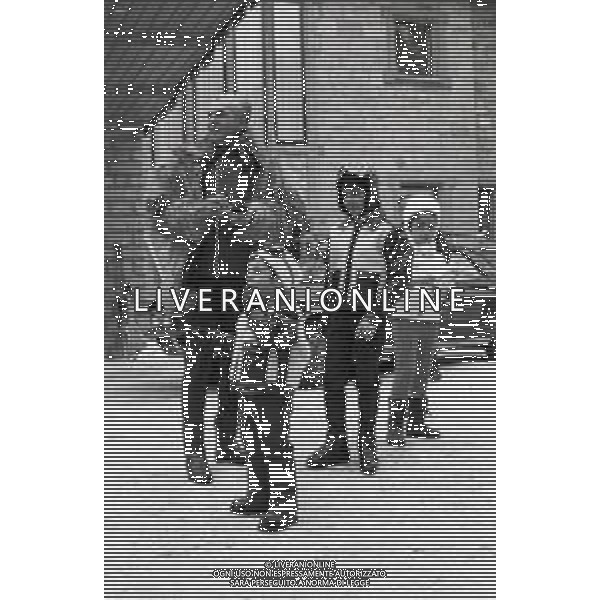 NEG-RETROSPETTIVA MOHAMMAD REZA PAHLAVI SCIA\' DI PERSIA NELLA FOTO MOHAMMAD REZA PAHLAVI SCIA\' DI PERSIA CON LA FAMIGLIA A SAINT MORITZ NELL\'ANNO 1970 AG ALDO LIVERANI SAS 
