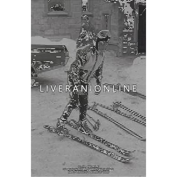 NEG-RETROSPETTIVA MOHAMMAD REZA PAHLAVI SCIA\' DI PERSIA NELLA FOTO MOHAMMAD REZA PAHLAVI SCIA\' DI PERSIA CON LA FAMIGLIA A SAINT MORITZ NELL\'ANNO 1970 AG ALDO LIVERANI SAS 