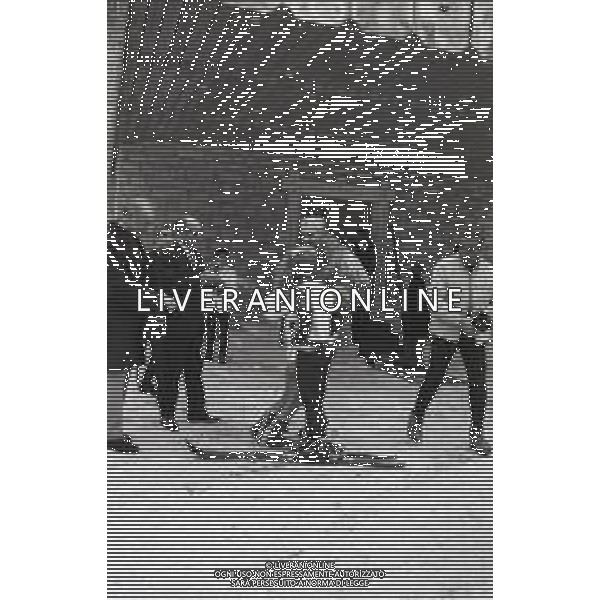 NEG-RETROSPETTIVA MOHAMMAD REZA PAHLAVI SCIA\' DI PERSIA NELLA FOTO MOHAMMAD REZA PAHLAVI SCIA\' DI PERSIA CON LA FAMIGLIA A SAINT MORITZ NELL\'ANNO 1970 AG ALDO LIVERANI SAS 
