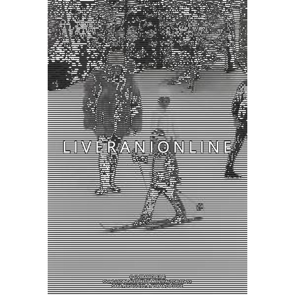 NEG-RETROSPETTIVA MOHAMMAD REZA PAHLAVI SCIA\' DI PERSIA NELLA FOTO MOHAMMAD REZA PAHLAVI SCIA\' DI PERSIA CON LA FAMIGLIA A SAINT MORITZ NELL\'ANNO 1970 AG ALDO LIVERANI SAS 