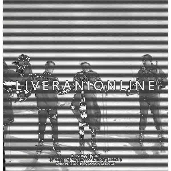 NEG-RETROSPETTIVA MOHAMMAD REZA PAHLAVI SCIA\' DI PERSIA NELLA FOTO MOHAMMAD REZA PAHLAVI SCIA\' DI PERSIA CON LA FAMIGLIA A SAINT MORITZ NELL\'ANNO 1970 AG ALDO LIVERANI SAS 